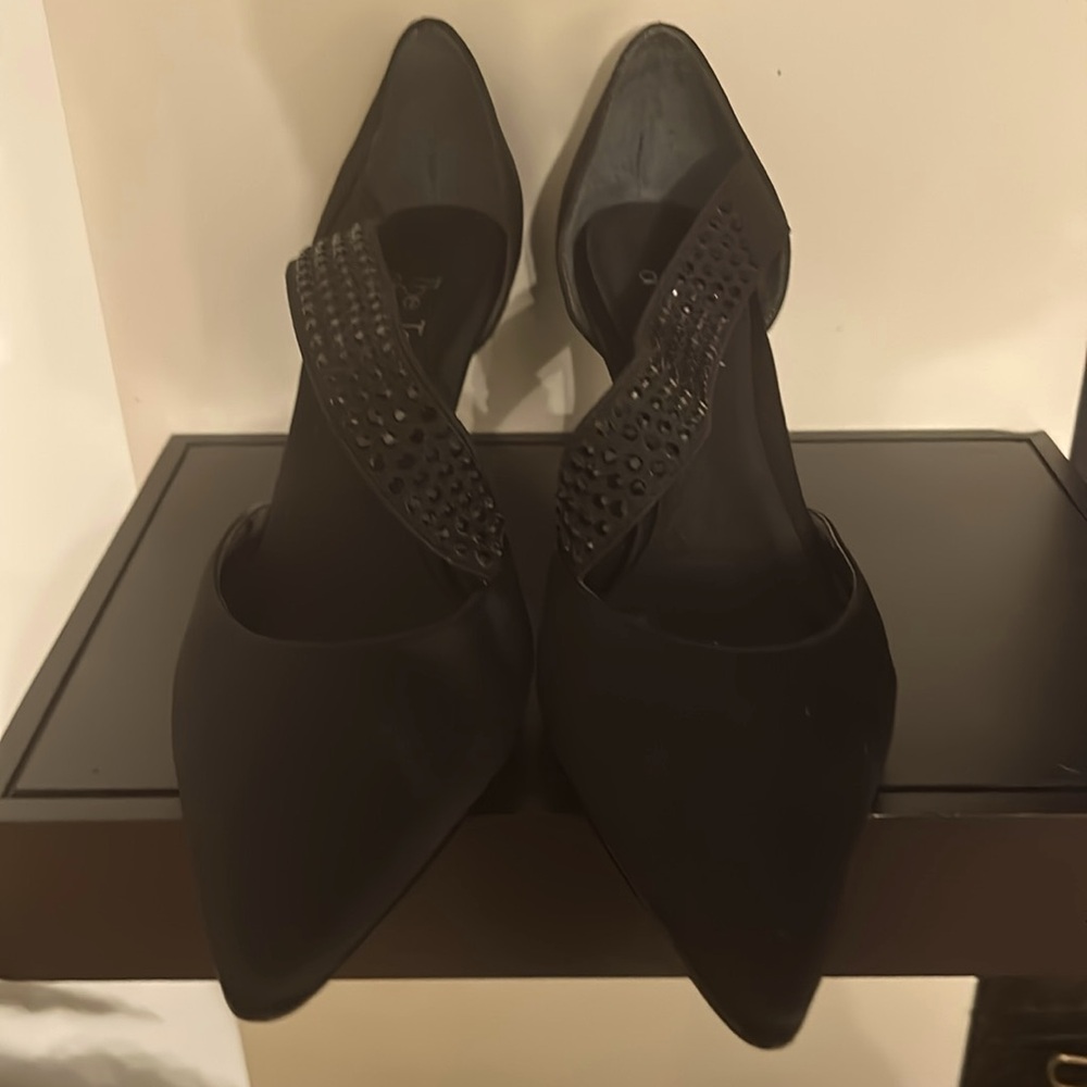 Nina satin heels. Exterior in Perfect condition. However the inside is stripping - Picture 3 of 6